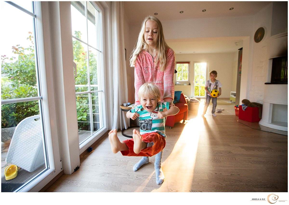 Familienfotos Kinder spielen - Familienfotos mal anders